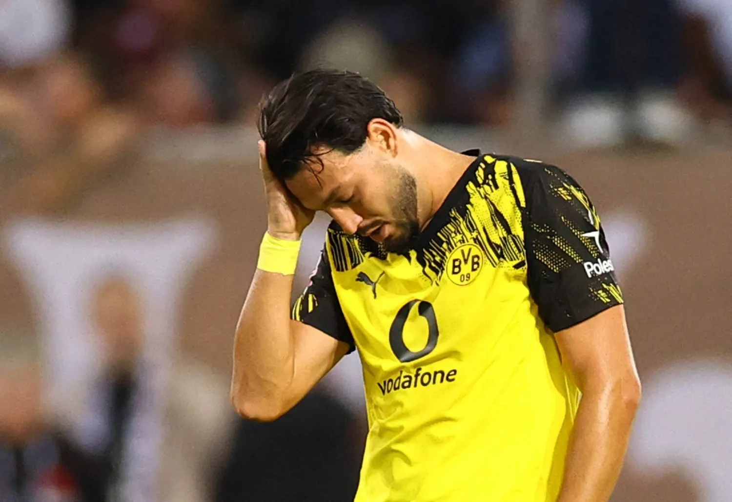 رامي بن سبعيني لاعب دورتموند متحسرا عقب التعادل (رويترز)