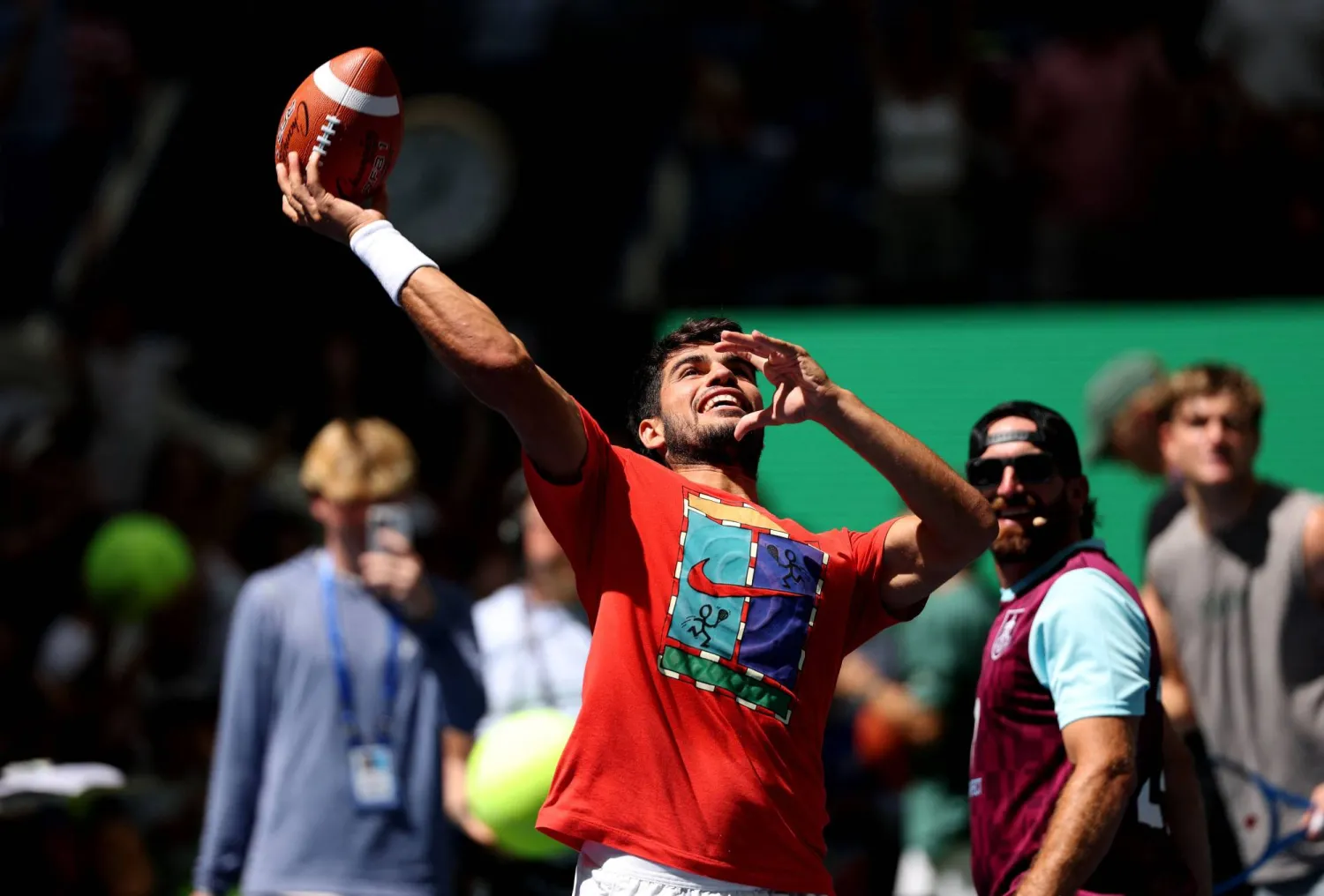 ألكاراس خلال ممارسته أحد الأنشطة على هامش دورة فلاشينغ ميدوز (أ.ف.ب)