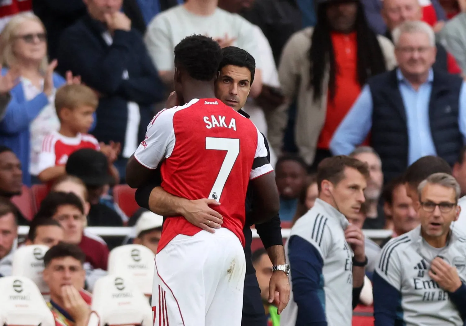 أرتيتا يحيي لاعبه ساكا عند خروجه من الملعب (رويترز)