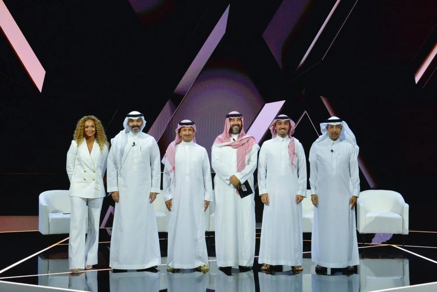 المتحدثون في اليوم الأول يلتقطون صورة جماعية بعد نهاية المؤتمر (الشرق الأوسط)