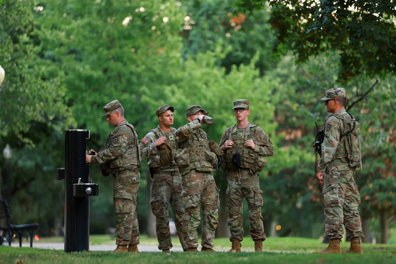 عناصر من الحرس الوطني الأميركي خلال استراحة بعد دورية في واشنطن العاصمة (رويترز) 