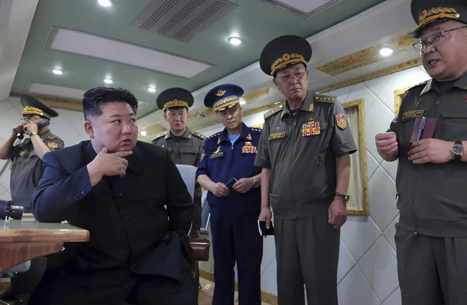 Kuzey Kore lideri Kim Jong Un stratejik seyir füzesi testini izliyor (Arşiv-AFP)