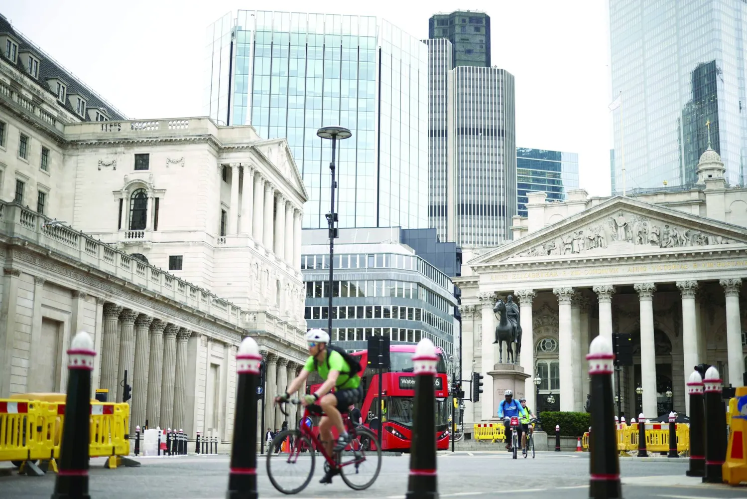 «بنك إنجلترا» في حي المال بلندن (رويترز)