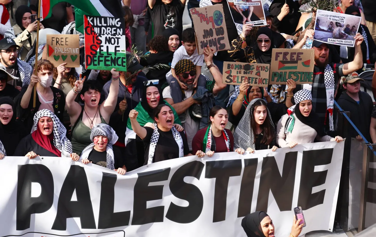 24 August 2025, Australia, Brisbane: Protesters hold flags and signs during a pro Palestine rally in Brisbane. Photo: -/AAP/dpa