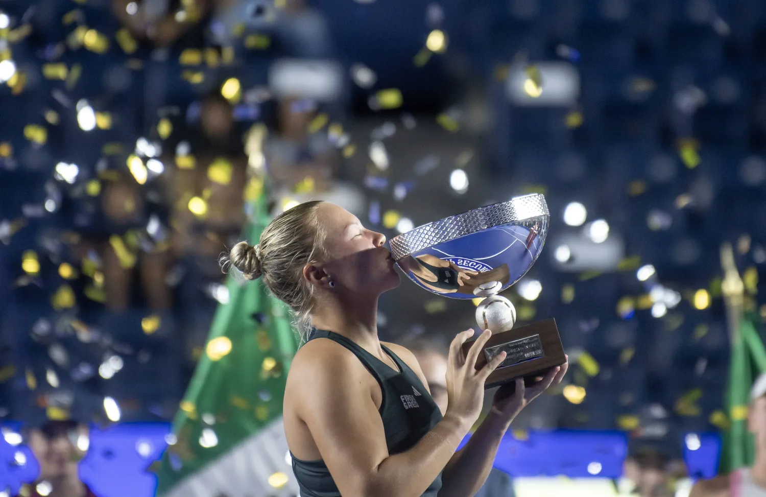 الروسية ديانا شنايدر تقبل كأس دورة مونتيري (إ.ب.أ)