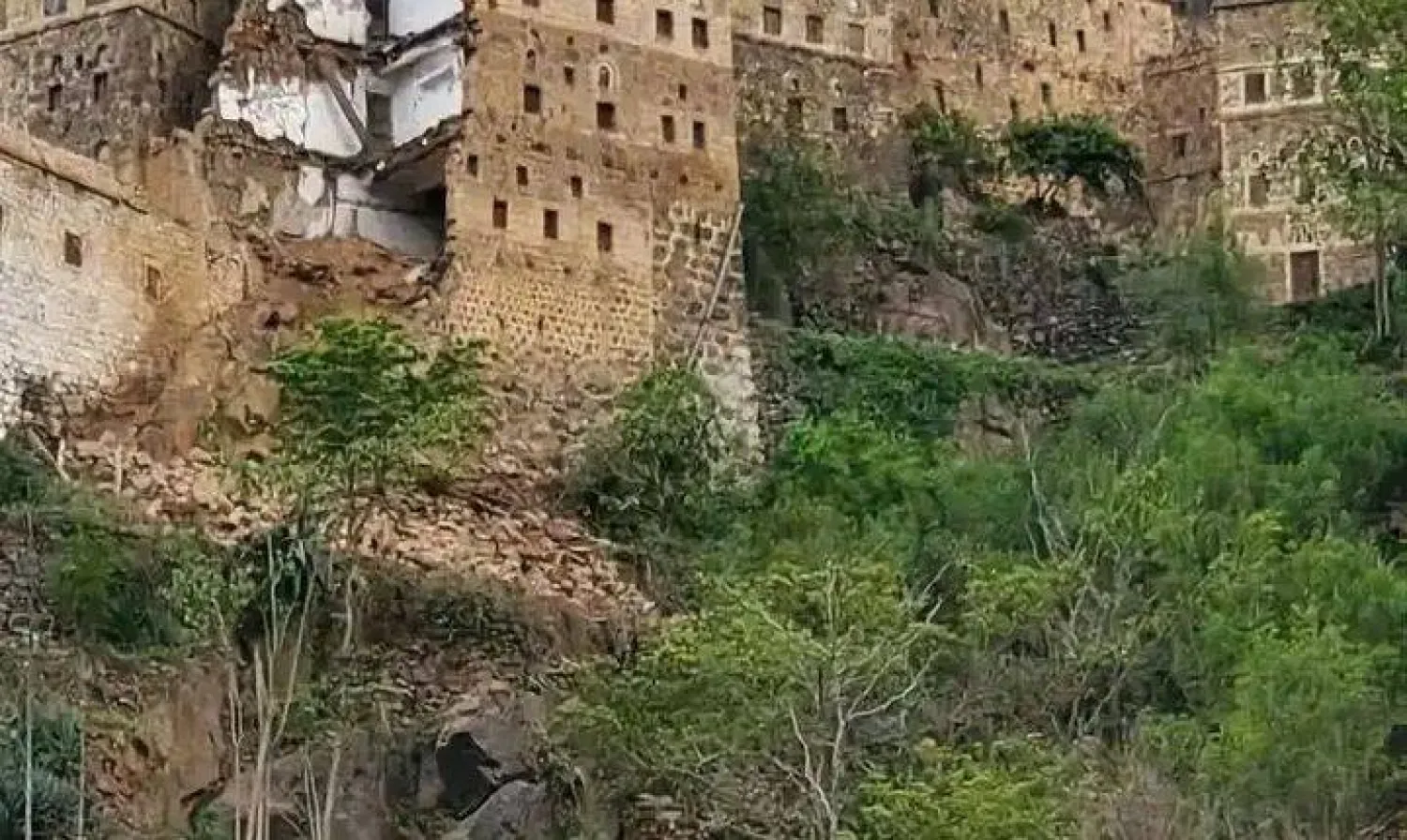 تهدم منزل أثري في حجة اليمنية يخلف ضحايا بينهم أطفال (إكس)