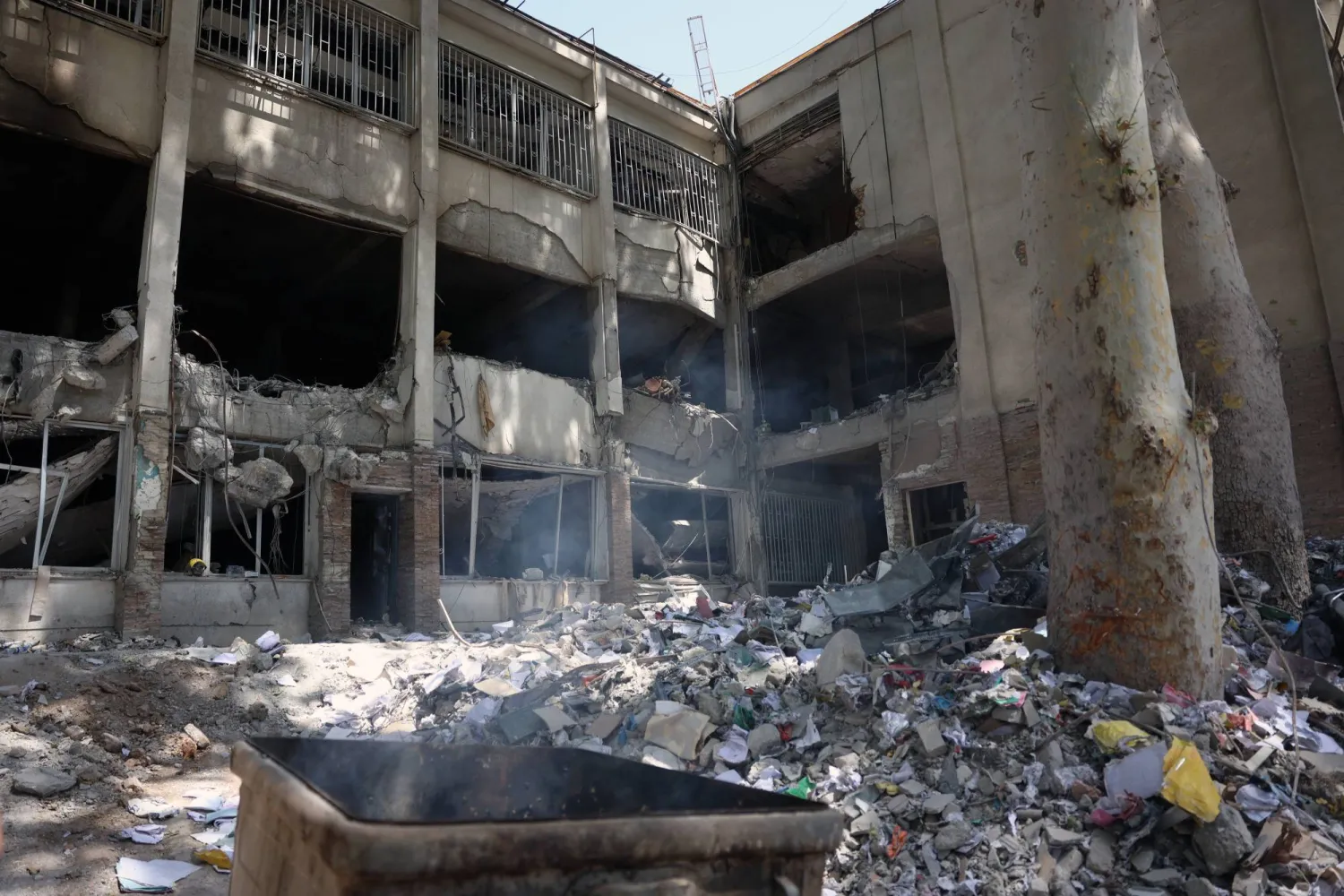 جانب من الأضرار التي لحقت بسجن «إيفين» بعد غارات جوية إسرائيلية سابقة على طهران في 1 يوليو 2025 (إ.ب.أ)