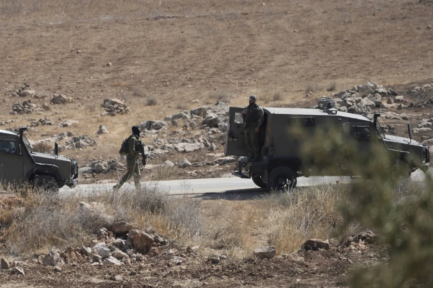 جنود إسرائيليون بعد اقتحامات في قرية المغير وسط الضفة الغربية يوم الأحد (أ.ب)