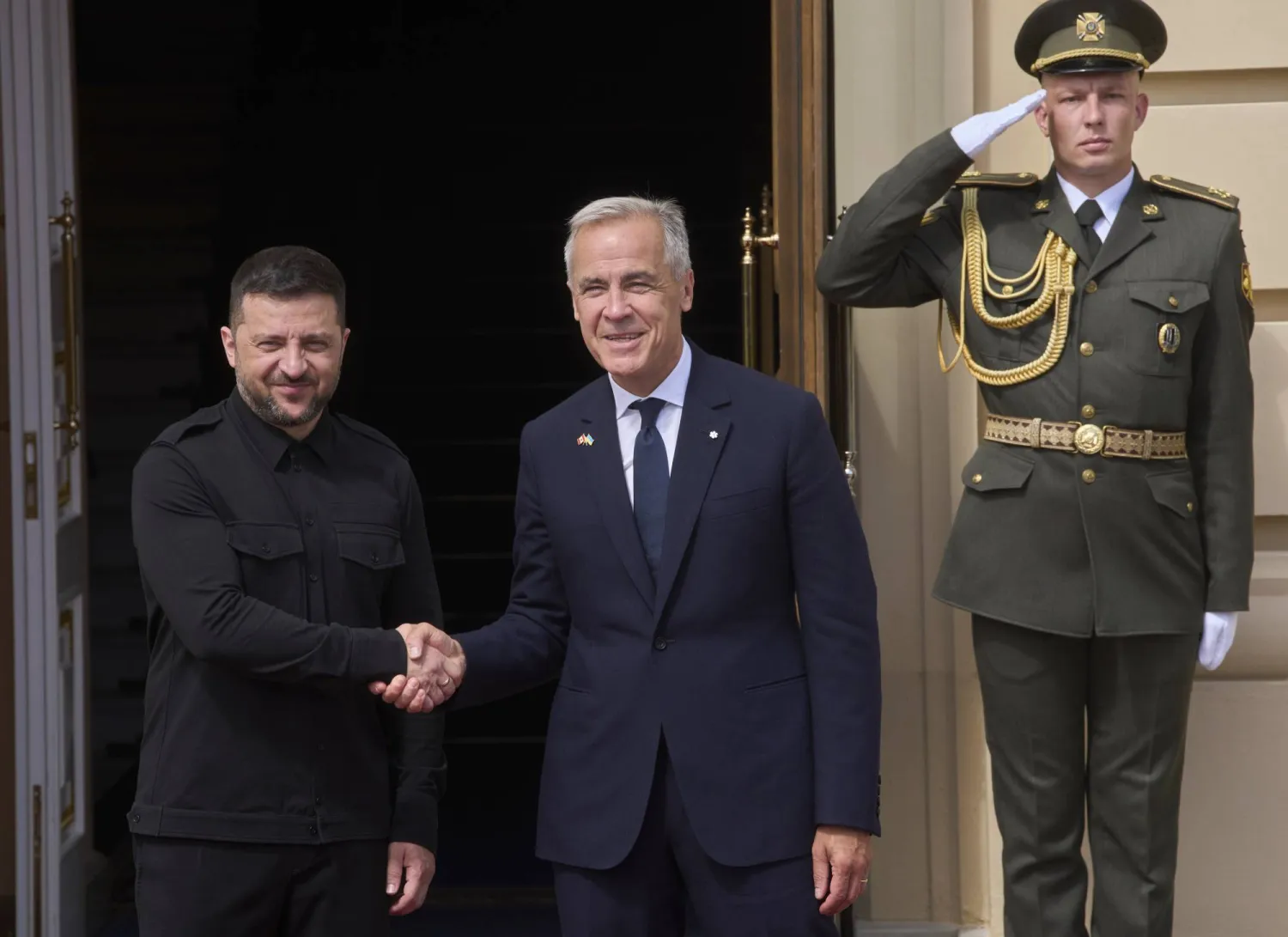 الرئيس الأوكراني فولوديمير زيلينسكي ورئيس الوزراء الكندي مارك كارني (أ.ب)