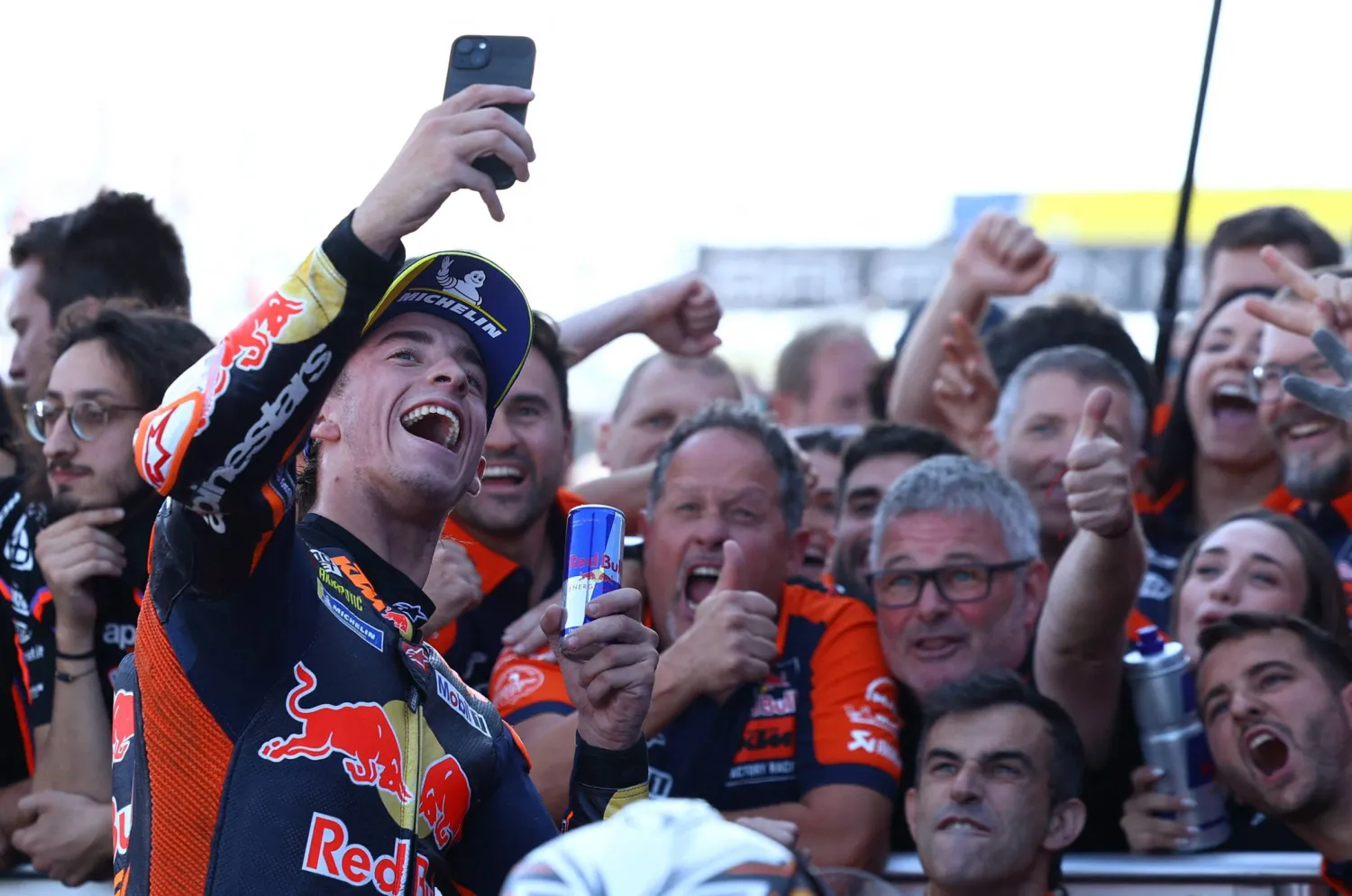 ماركيس يحتفل بسيلفي مع فريقه (رويترز)