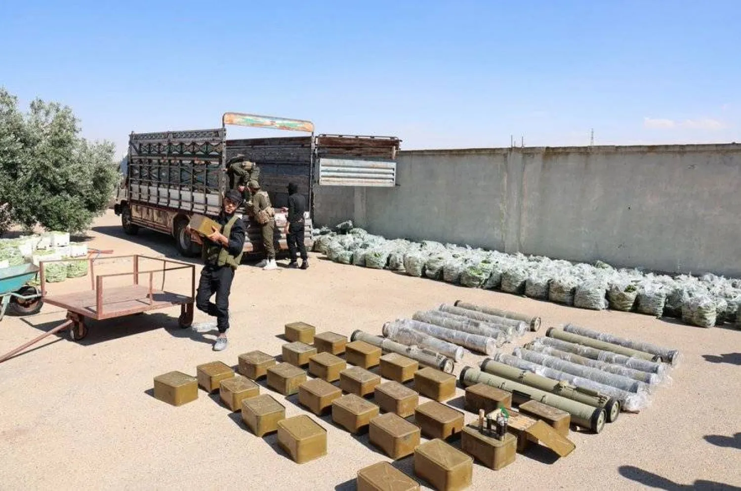 شاحنة مصادرة في القصير بريف حمص يونيو الماضي حملت صواريخ مضادة للدروع وذخائر من عيار 30 (سانا)