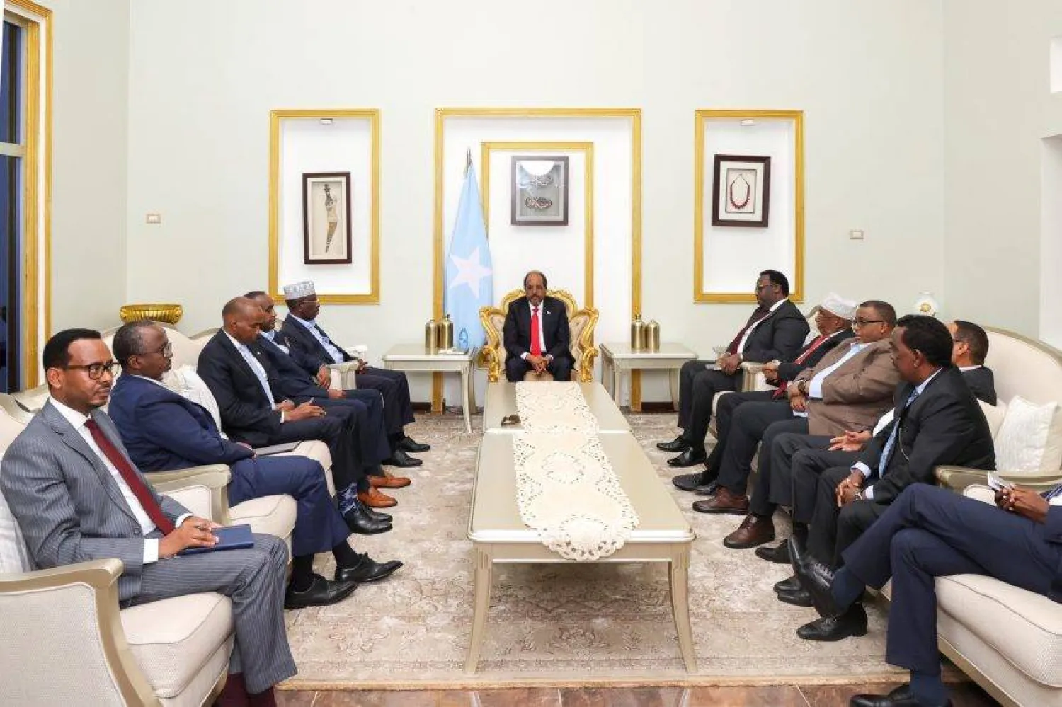 الرئيس الصومالي خلال لقاء سابق مع قيادة «منتدى الإنقاذ» الذي يضم قوى سياسية معارضة (وكالة الأنباء الصومالية)