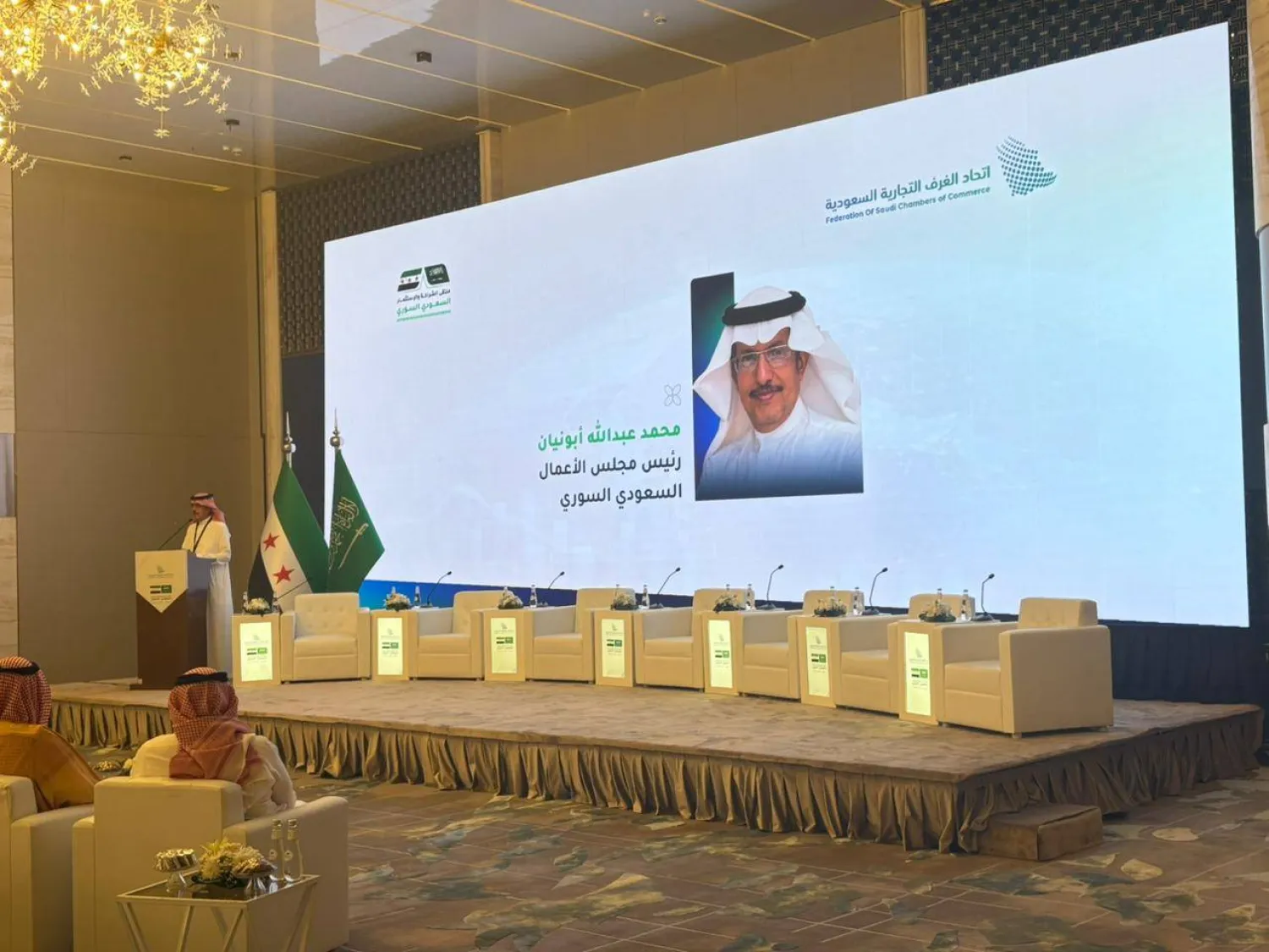 رئيس مجلس الأعمال السعودي-السوري محمد أبو نيان متحدثاً للحضور مع انطلاق الملتقى (الشرق الأوسط)