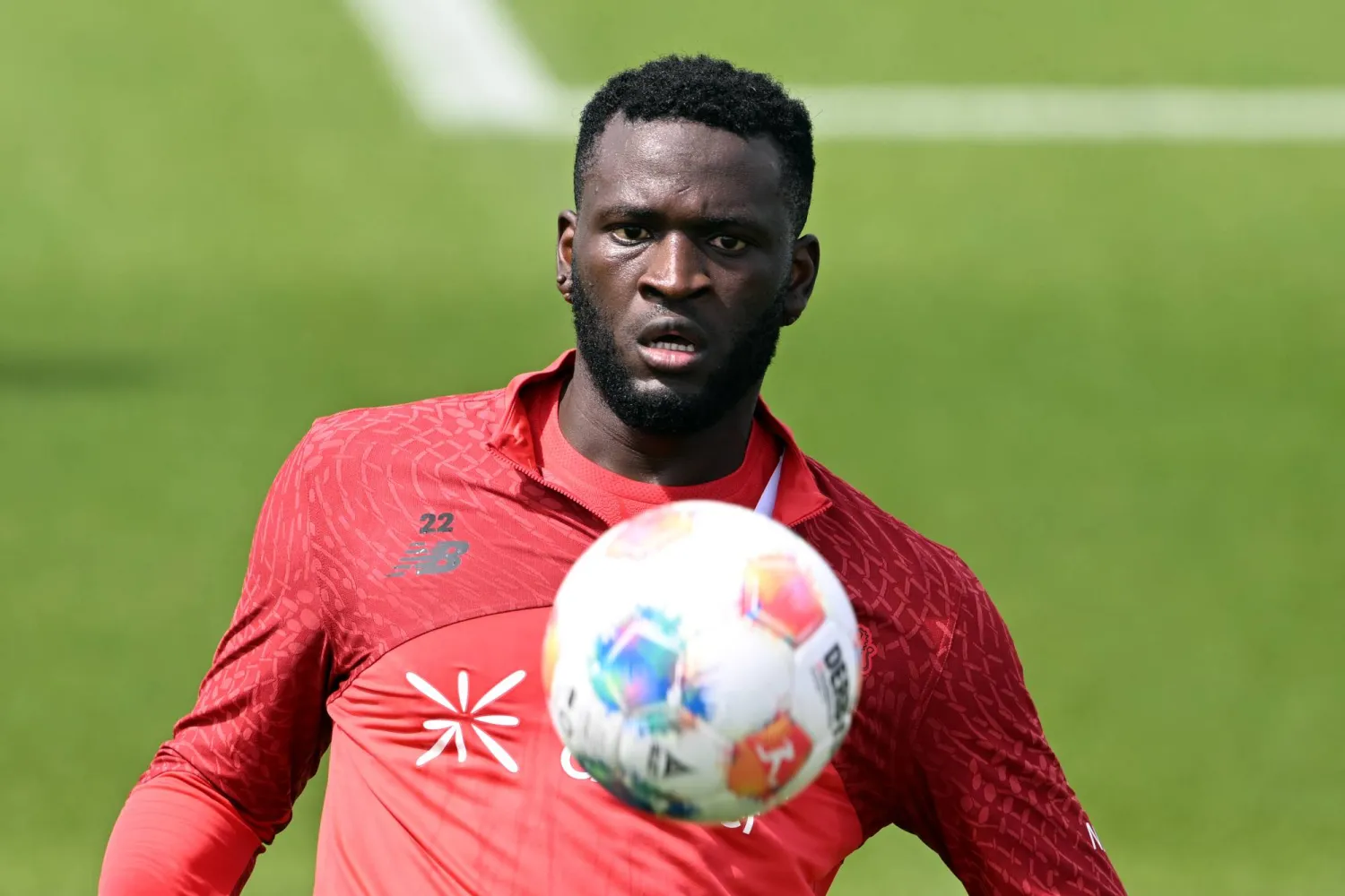 فيكتور بونيفاس لاعب باير ليفركوزن الألماني (د.ب.أ)