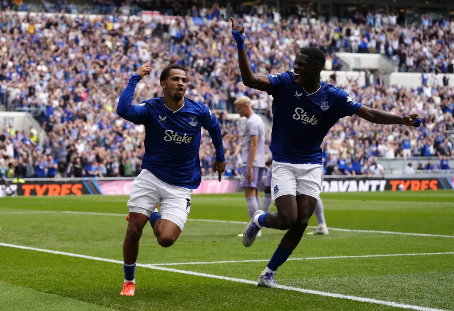 إليمان ندياي (يمين) يحتفل بهدفه الأول مع إيفرتون بملعبه الجديد (د.ب.أ)