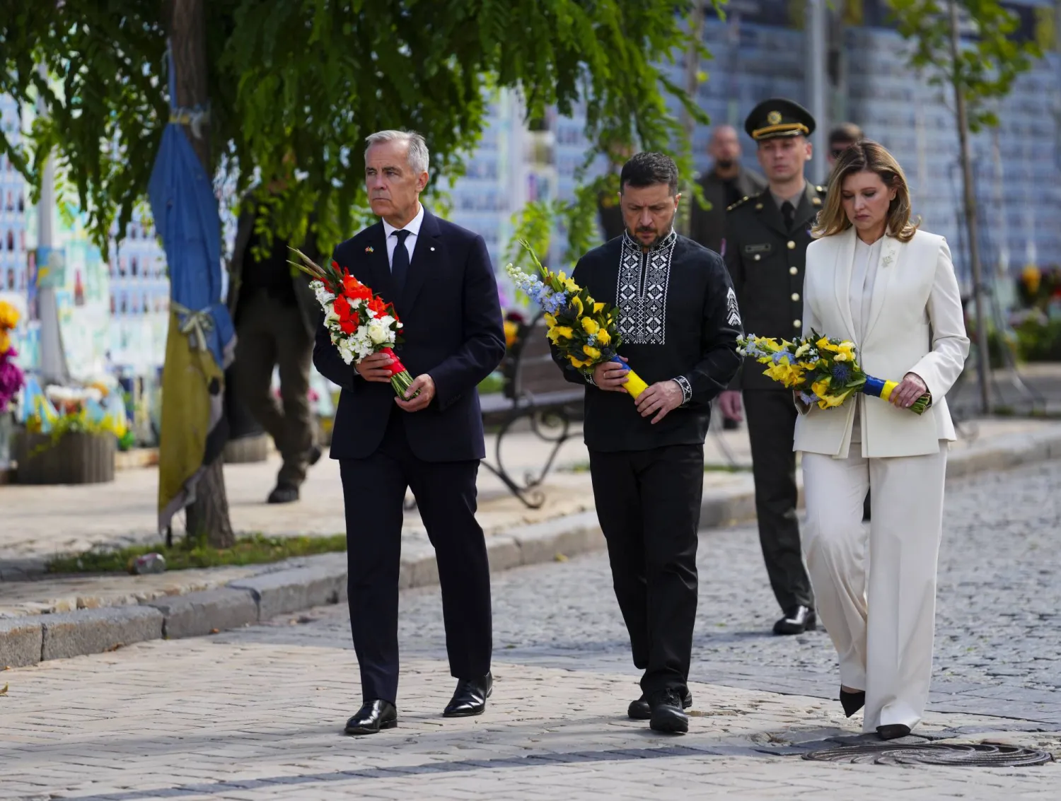 رئيس الوزراء الكندي مارك كارني ينضم إلى الرئيس الأوكراني فولوديمير زيلينسكي وزوجته أولينا زيلينسكا أثناء مشاركتهما مراسم إحياء ذكرى الاستقلال في كييف الأحد (أ.ب)