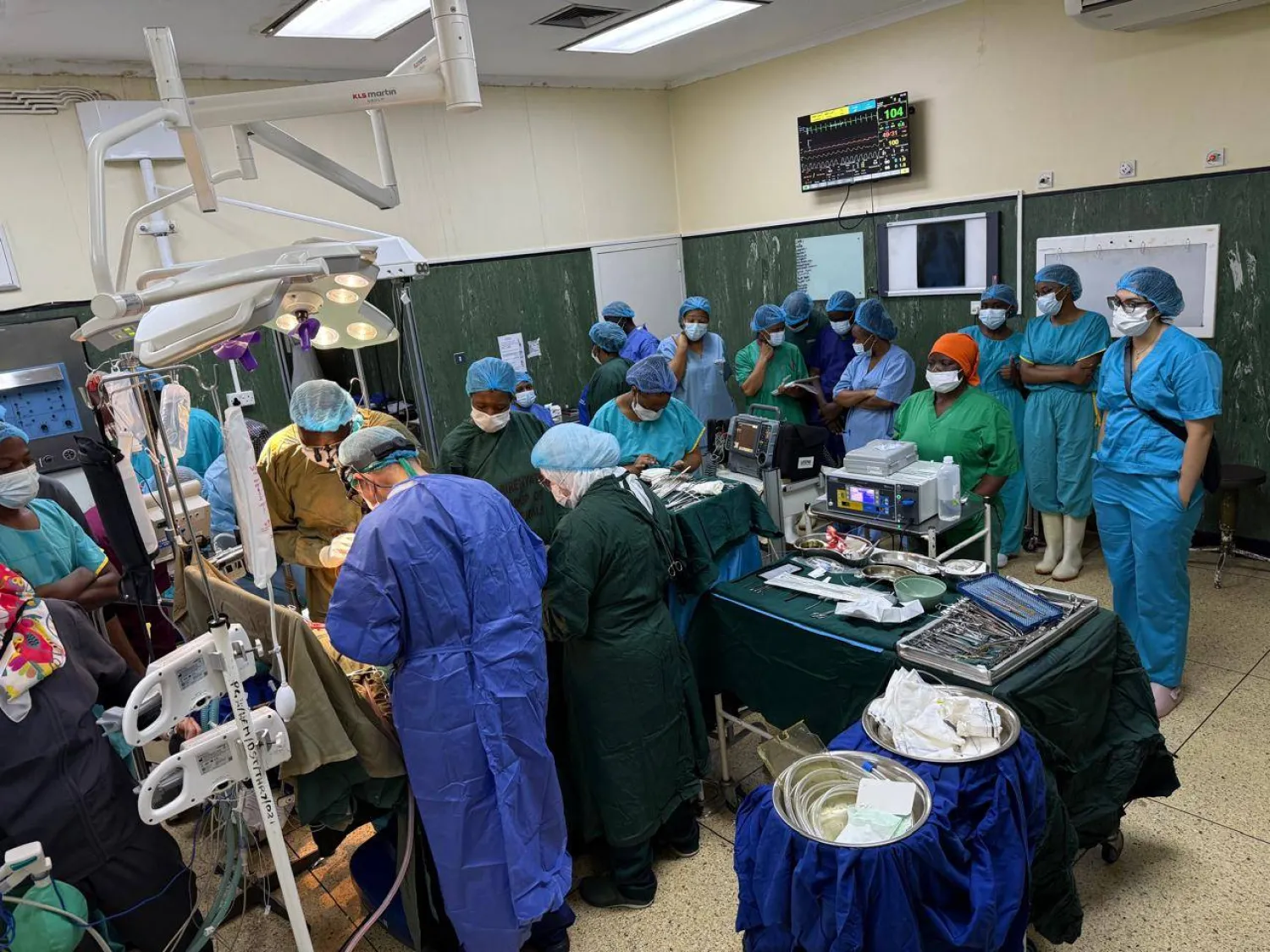  الفريق الطبي المصري نقل خبرته للفرق المحلية في زيمبابوي (رئيس الوفد الطبي المصري)