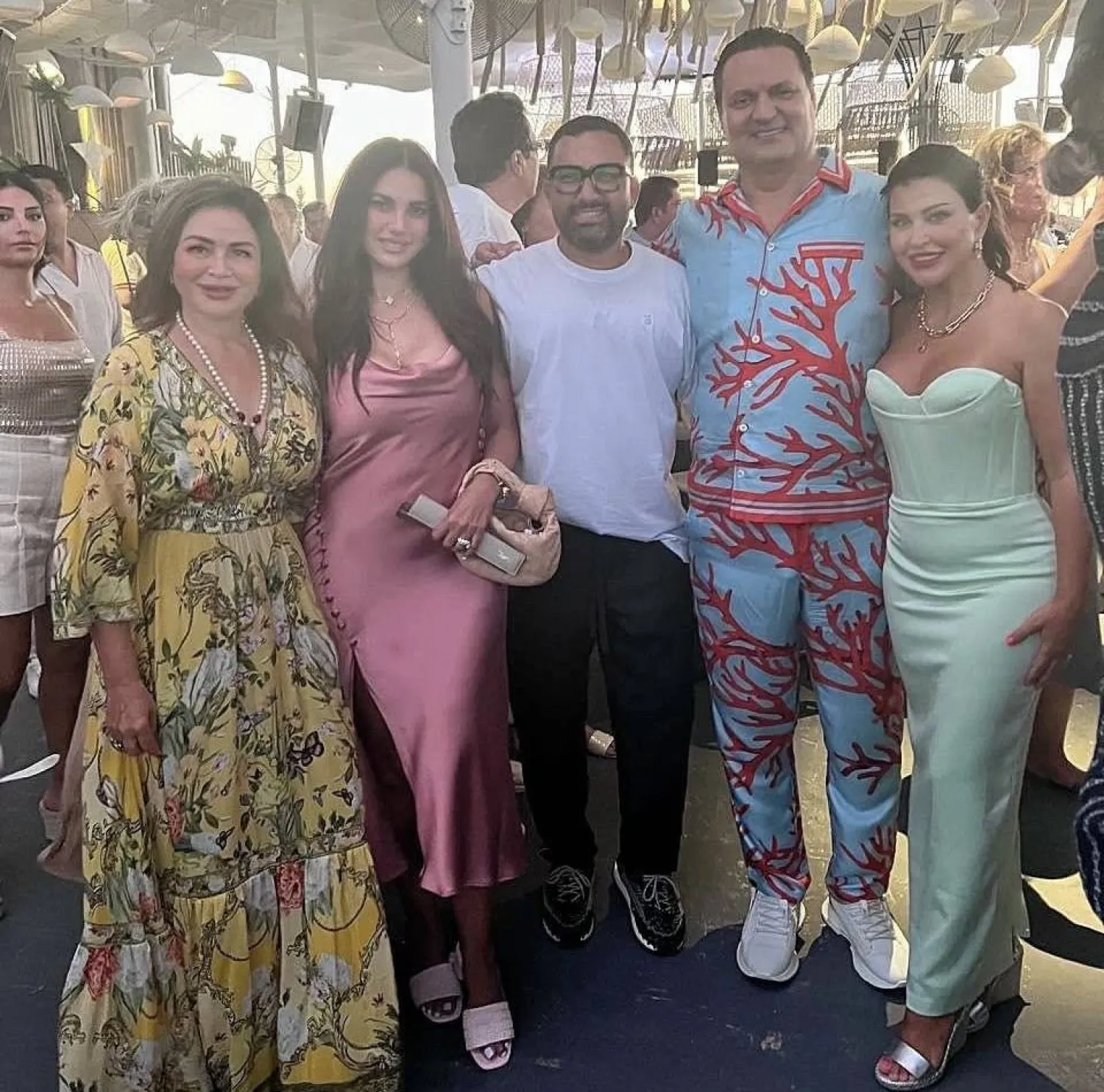 جومانا مراد وزوجها ودرة وزوجها وإلهام شاهين (حساب شاهين على موقع «فيسبوك»)