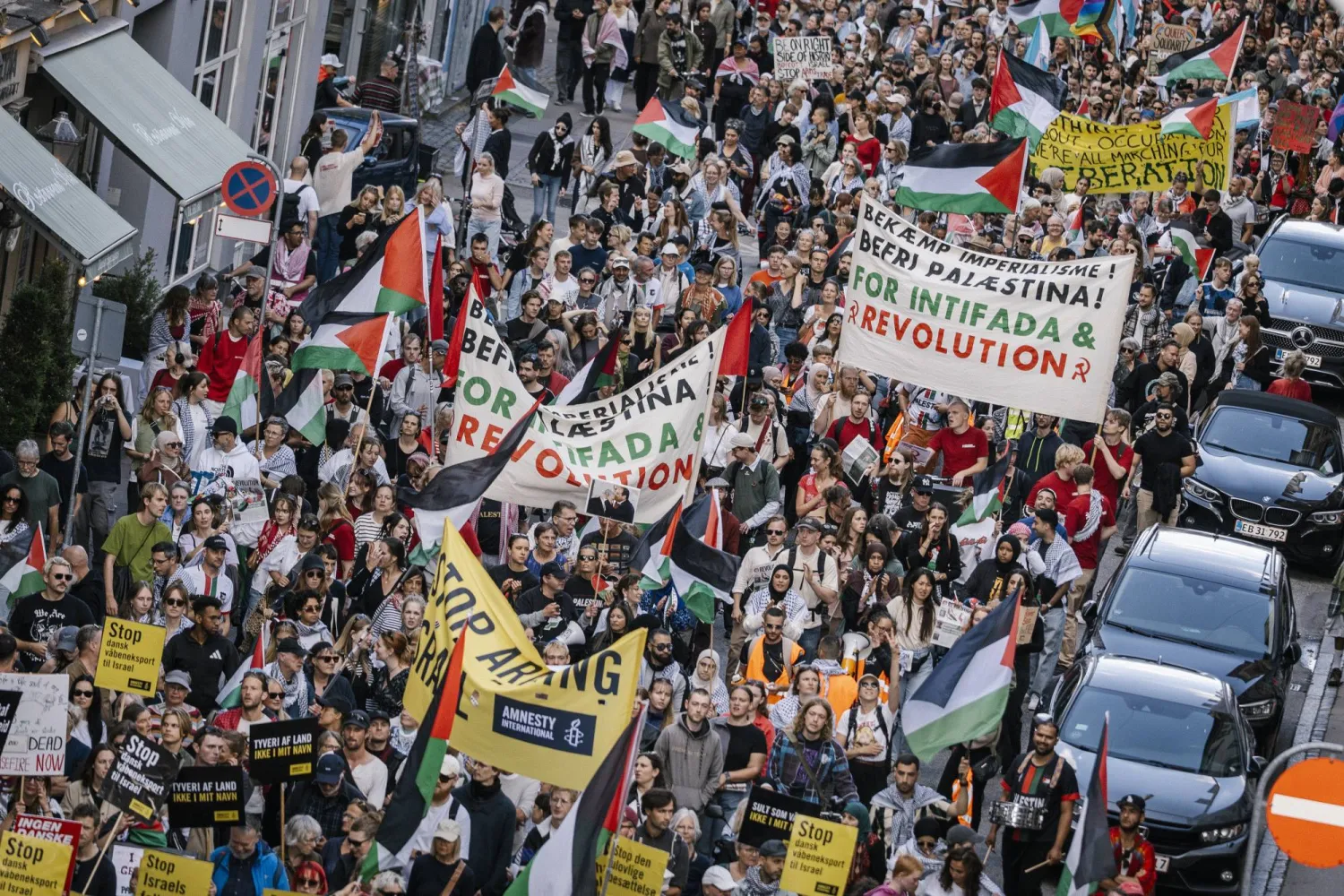 أكثر من 10 آلاف شخص يشاركون في تظاهرة مؤيدة للفلسطينيين في كوبنهاغن (أ.ب)