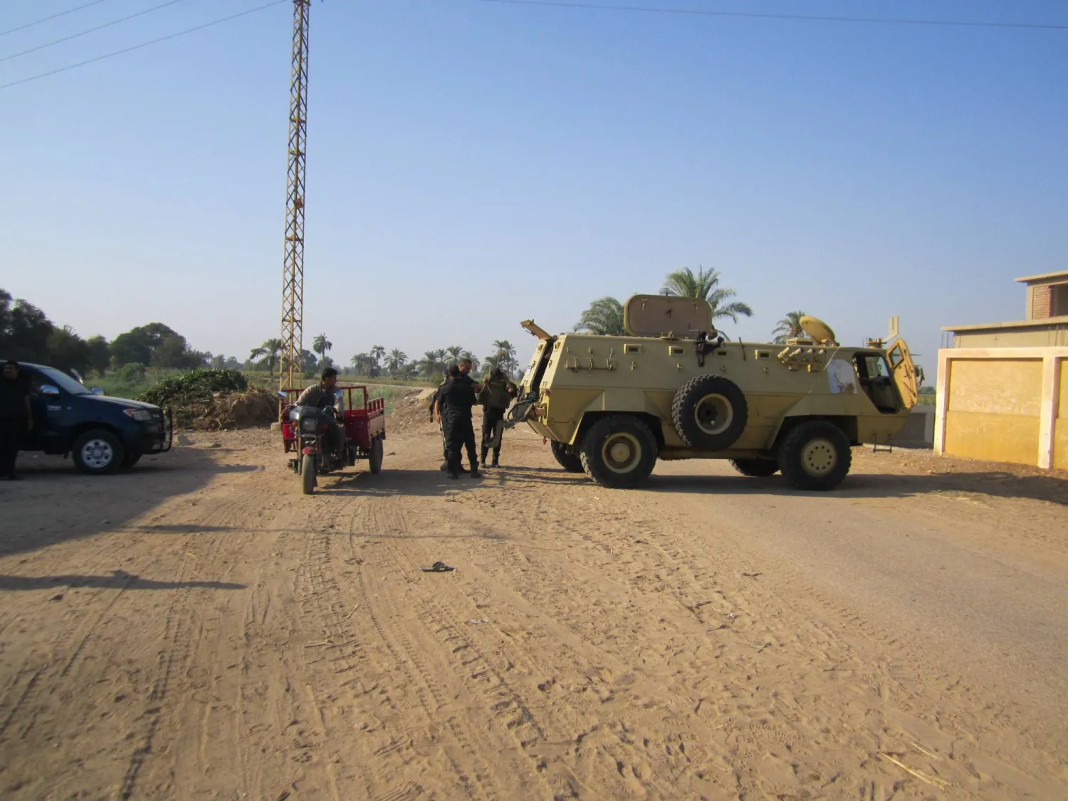 لقطة للوجود الشرطي بمدخل قرية دلجا بالمنيا بعد وقوع إحدى الحوادث (الشرق الأوسط)