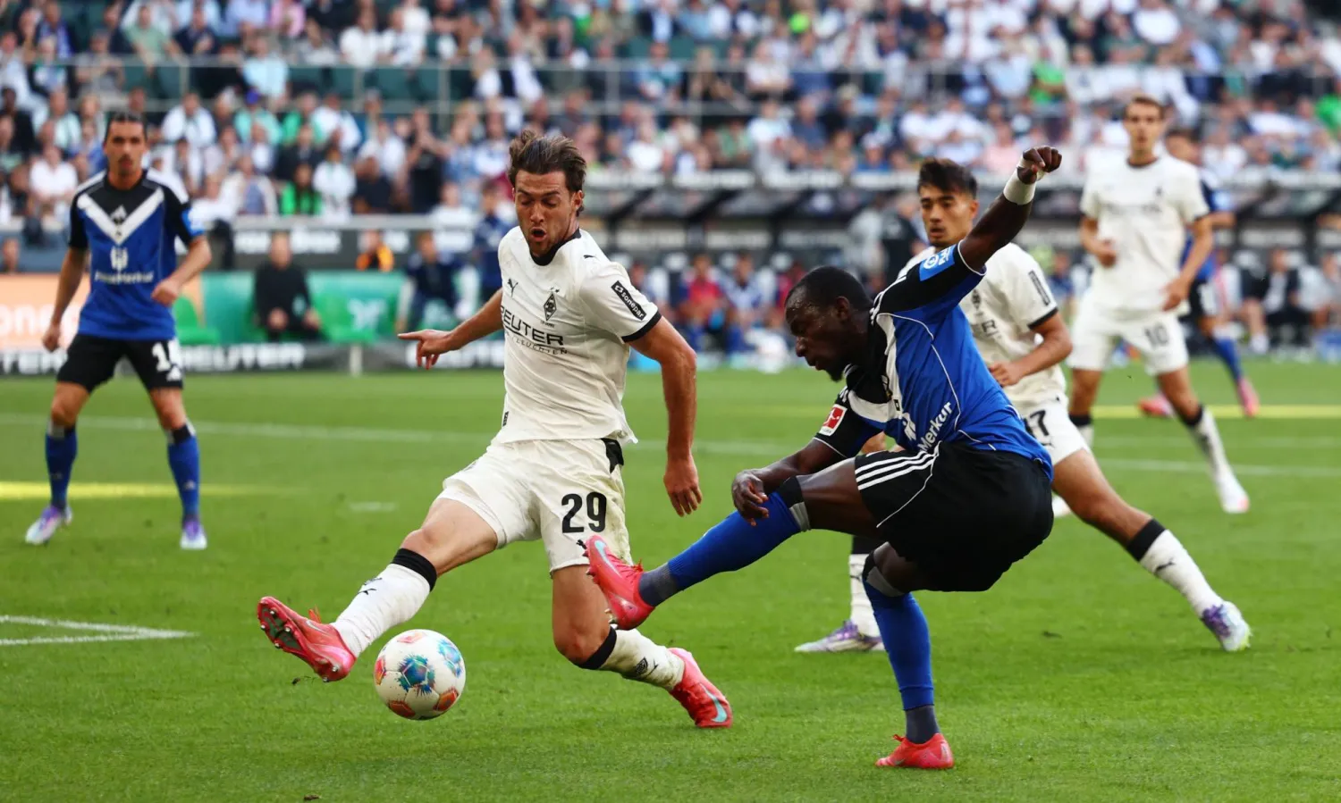 هامبورغ تعادل سلبياً مع مضيفه بروسيا مونشنغلادباخ (رويترز)