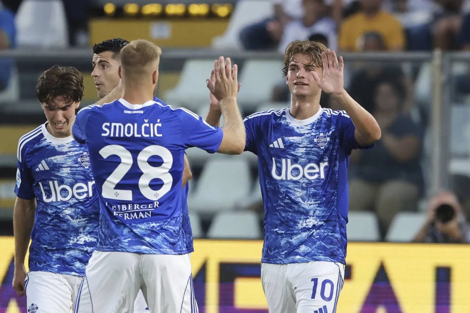 فرحة الأرجنتيني نيكو باز (يمين) مع زملائه بالفوز على لاتسيو (أ.ب)