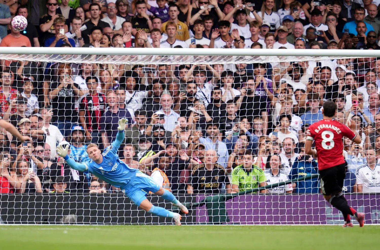 كرة برونو فيرننانديز تعتلي العارضة (د.ب.)