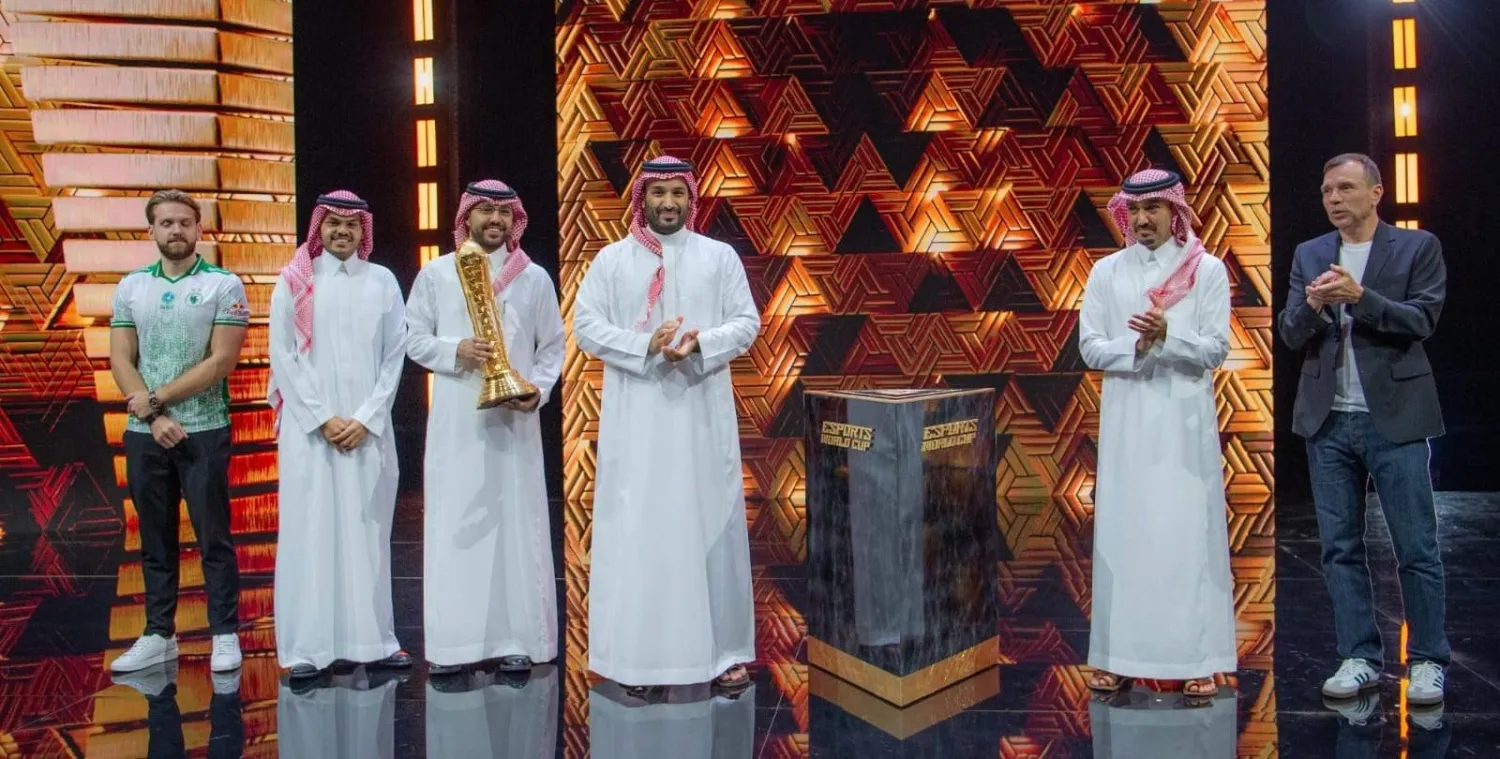 ولي العهد ووزير الرياضة خلال تتويج الفريق السعودي باللقب العالمي (واس)