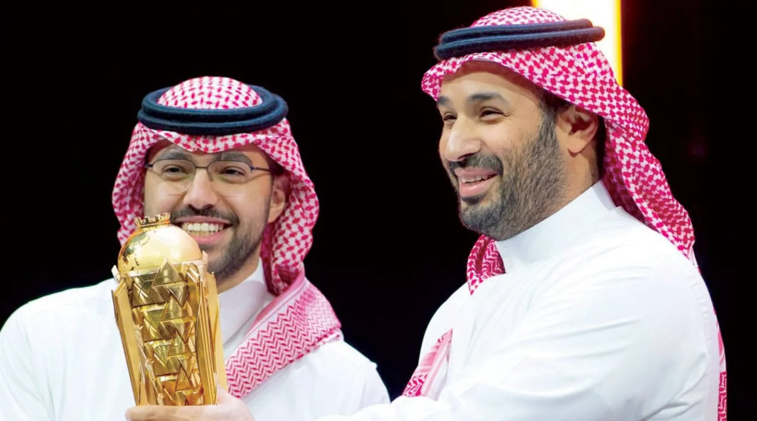 الأمير محمد بن سلمان يسلم قائد فريق فالكونز السعودي كأس العالم للرياضات الإلكترونية (واس)