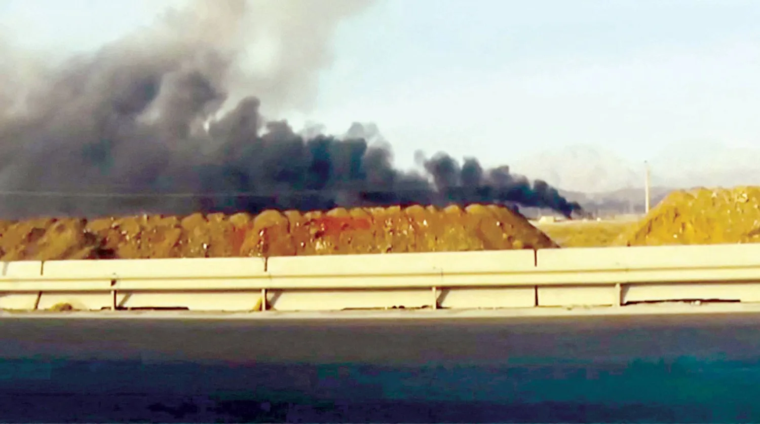 دخان يتصاعد من الانفجارات في «نطنز» بعد إعلان إسرائيل تنفيذ ضربات على مواقع نووية إيرانية يونيو الماضي (أ.ف.ب)