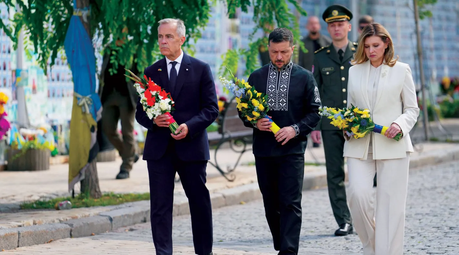 رئيس الوزراء الكندي ينضم إلى الرئيس الأوكراني وزوجته خلال إحياء ذكرى الاستقلال في كييف أمس (أ.ب)