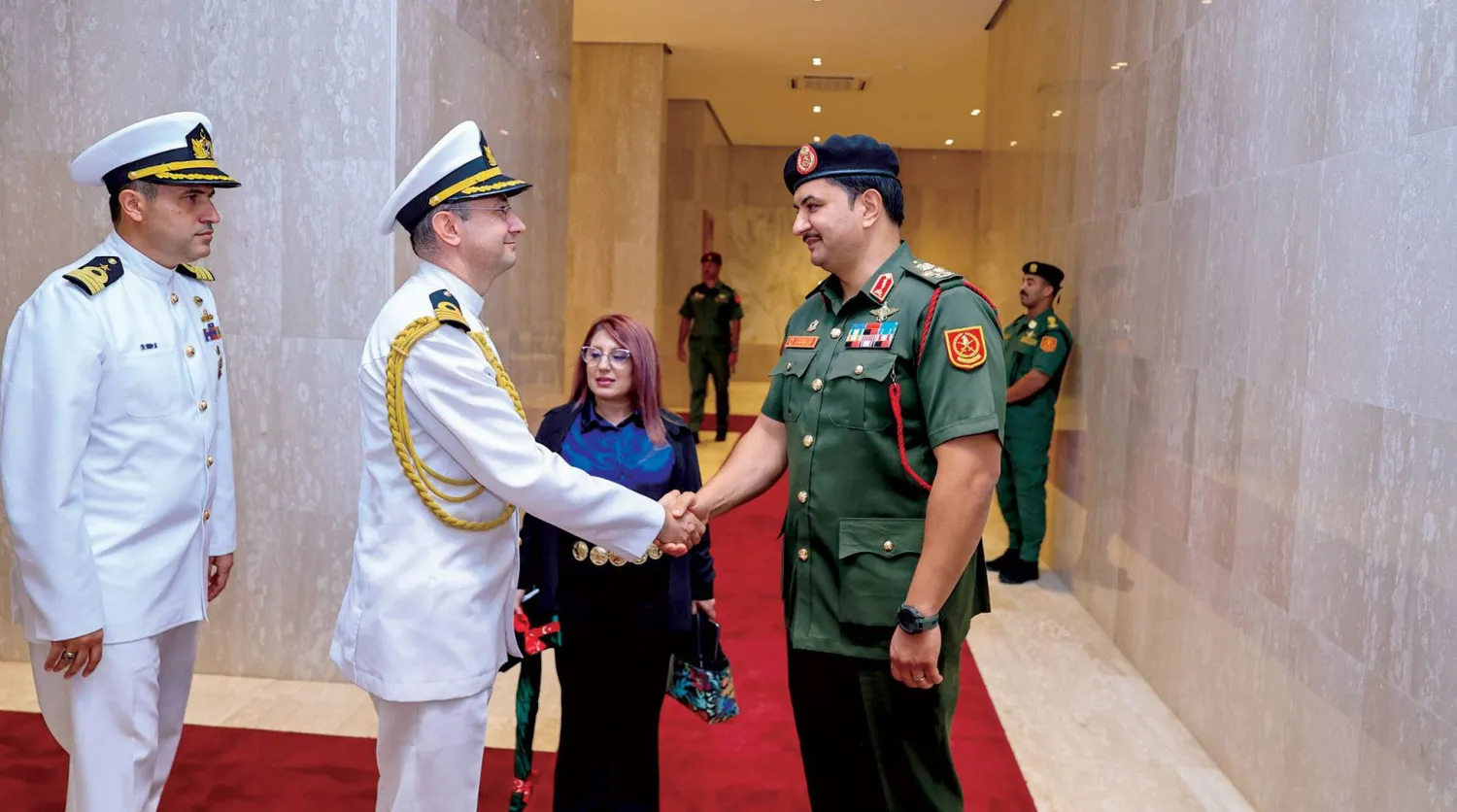 صدام حفتر مستقبلاً وفداً عسكرياً تركياً في بنغازي أمس (الجيش الوطني الليبي)