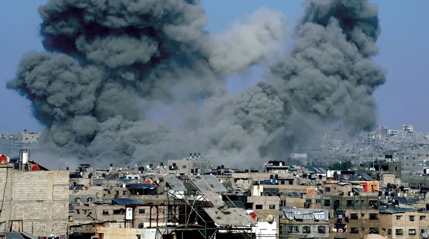 İsrail'in dün Gazze'ye düzenlediği hava saldırısının ardından dumanlar yükseldi (AP)