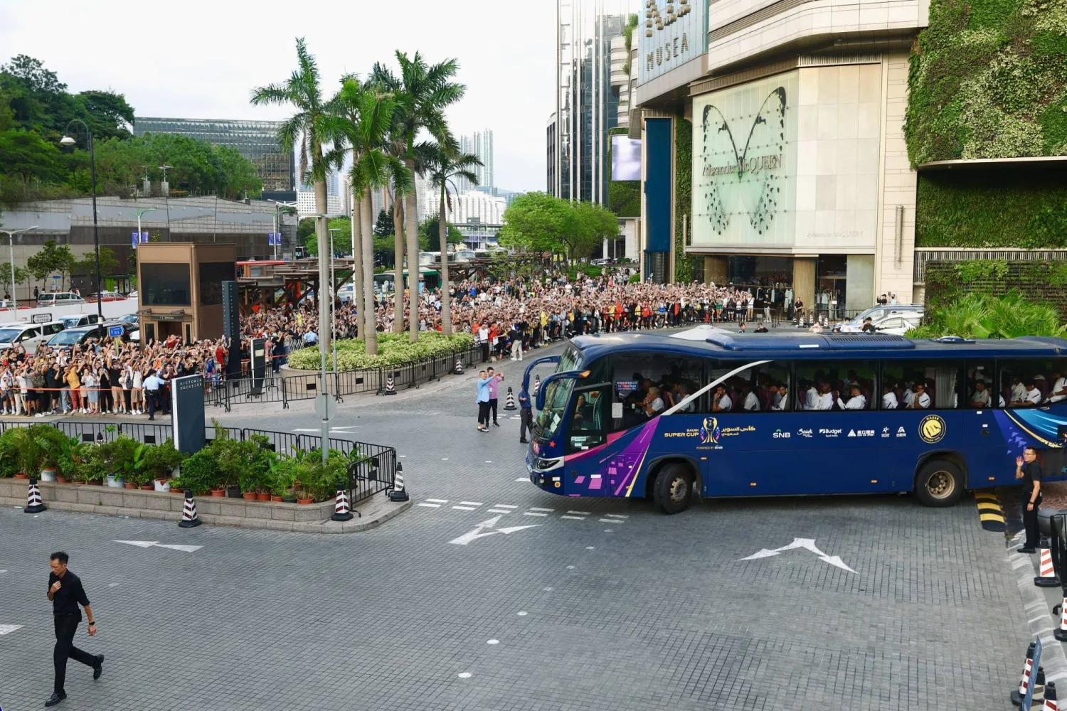 حافلة النصر تخترق الجموع في طريقها إلى الملعب (الشرق الأوسط)