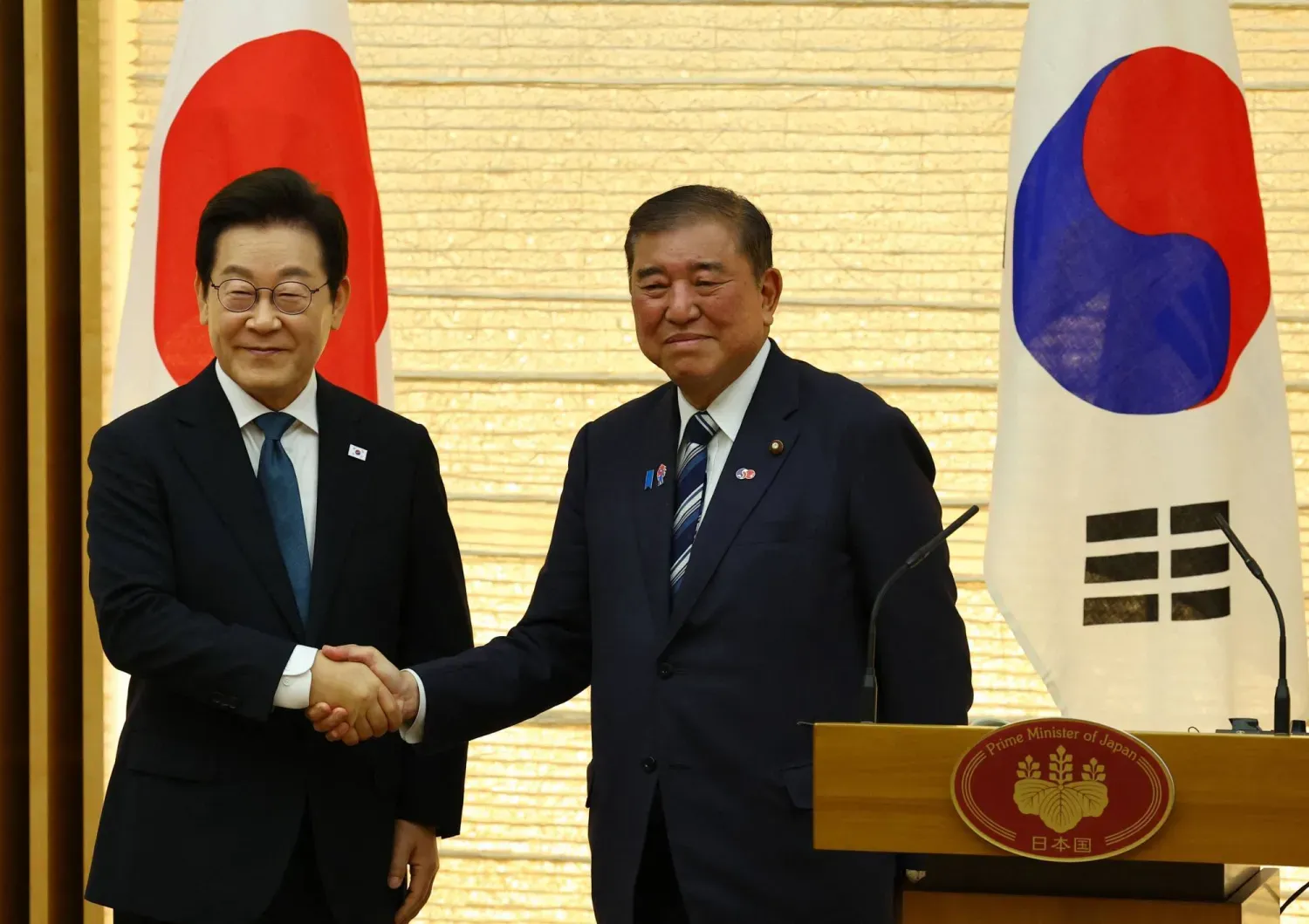 Güney Kore Devlet Başkanı Lee Jae-myung (solda) ve Japonya Başbakanı İşiba Şigeru, Tokyo'daki zirvenin ardından, (AFP)