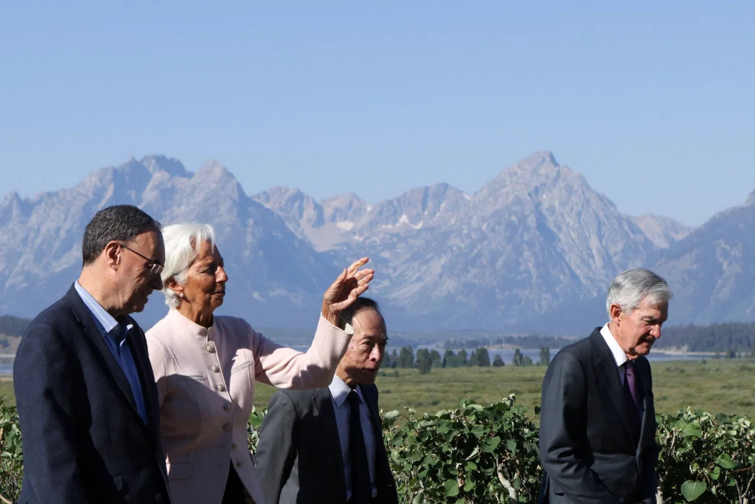 رئيسة البنك المركزي الأوروبي كريستين لاغارد تتحدث إلى محافظ بنك إنجلترا أندرو بيلي وإلى جانبها محافظ اليابان ورئيس «الاحتياطي الفيدرالي» (رويترز)