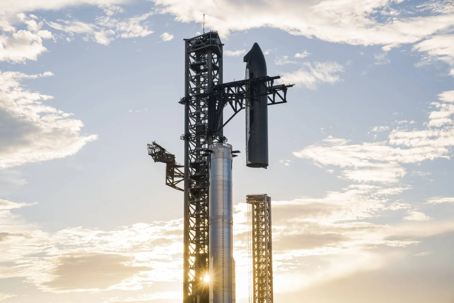 صاروخ «ستارشيب» العملاق بقاعدة الشركة الأميركية في تكساس جنوب الولايات المتحدة (سبايس إكس)