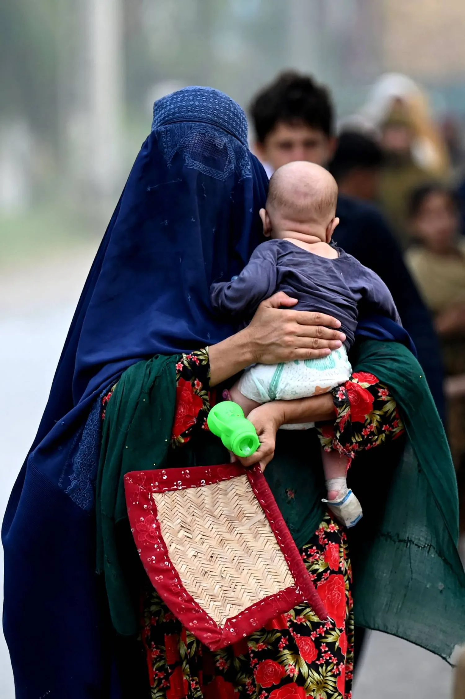 لاجئون أفغان يصلون إلى مركز إعادة التوطين التابع للمفوضية السامية للأمم المتحدة لشؤون اللاجئين في أزاخيل بإقليم خيبر بختونخوا 23 أغسطس 2025 (أ.ف.ب)