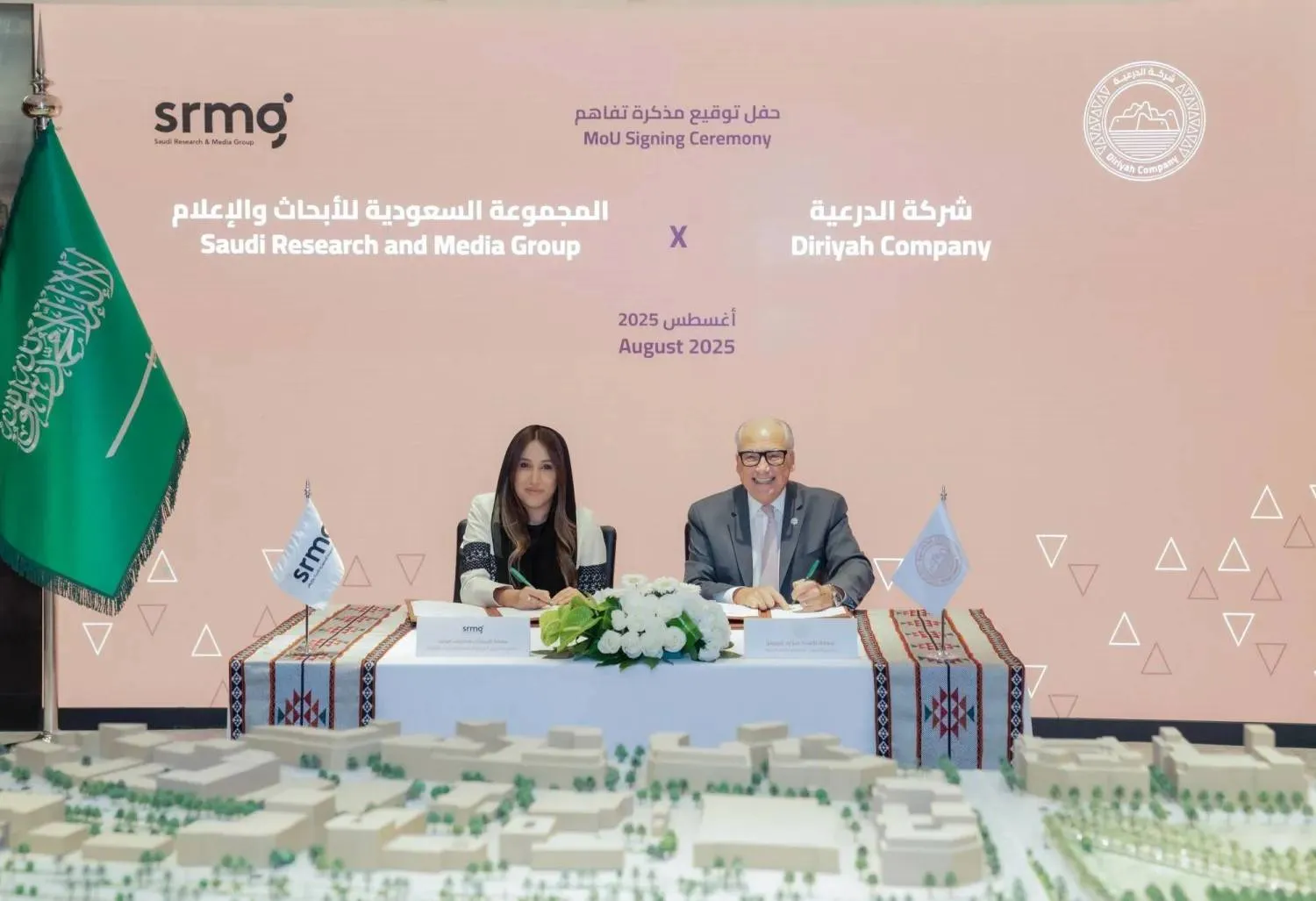 Jerry Inzerillo, Group CEO of Diriyah Company, and Jomana Alrashid, CEO of SRMG sign the MoU on Sunday (Asharq Al-Awsat) 