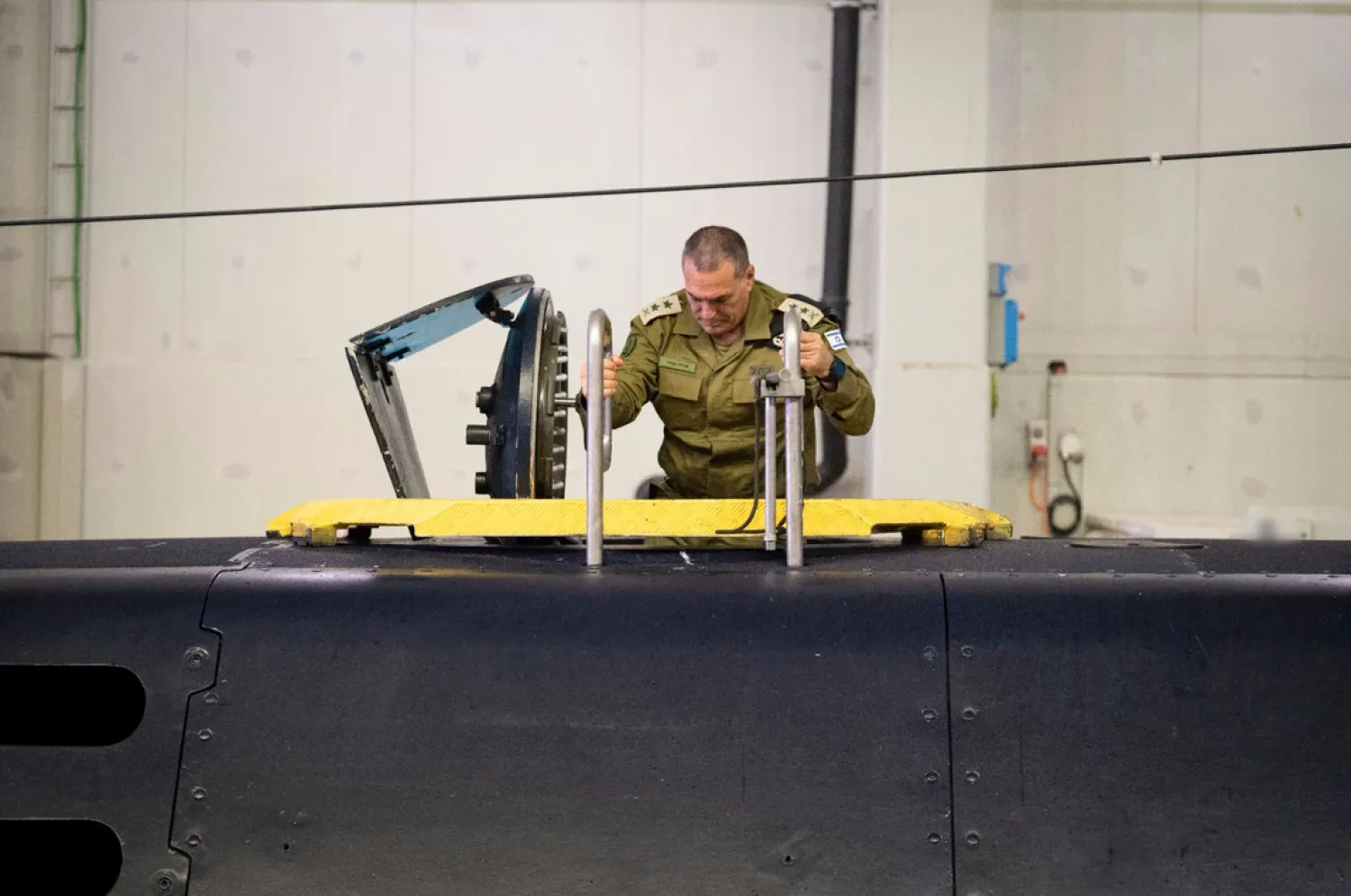 رئيس الأركان الإسرائيلي إيال زامير يدخل إحدى السفن الحربية خلال زيارة لقاعدة حيفا (الجيش الإسرائيلي)