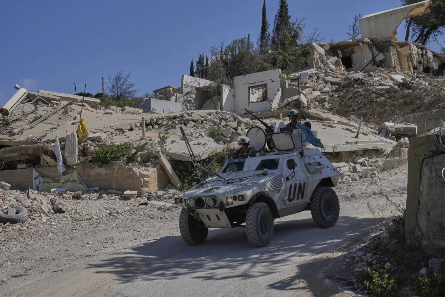 قوات حفظ السلام الفرنسية التابعة للأمم المتحدة تقوم بدورية على الحدود اللبنانية الإسرائيلية بقرية كفركلا جنوب لبنان (أ.ب)