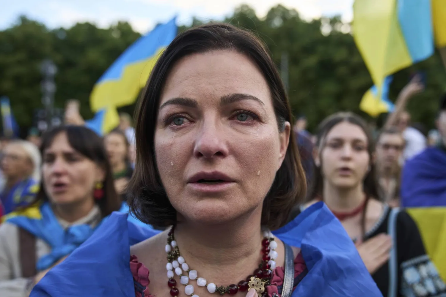 سيدة تبكي في تظاهرة لدعم أوكرانيا ببرلين أمس (أ.ب)