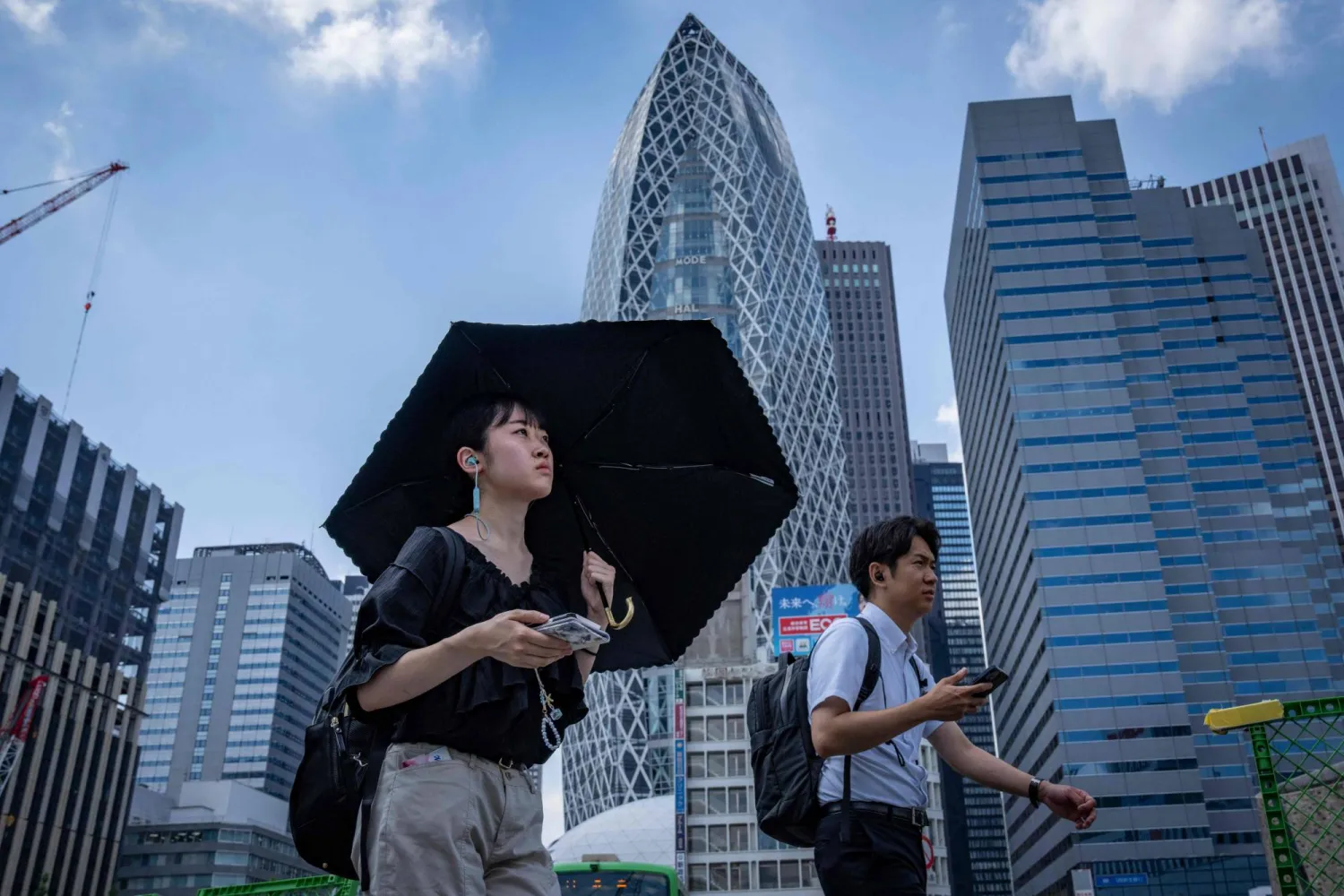 مشاة في الحي المالي والتجاري وسط العاصمة اليابانية طوكيو (أ.ف.ب)