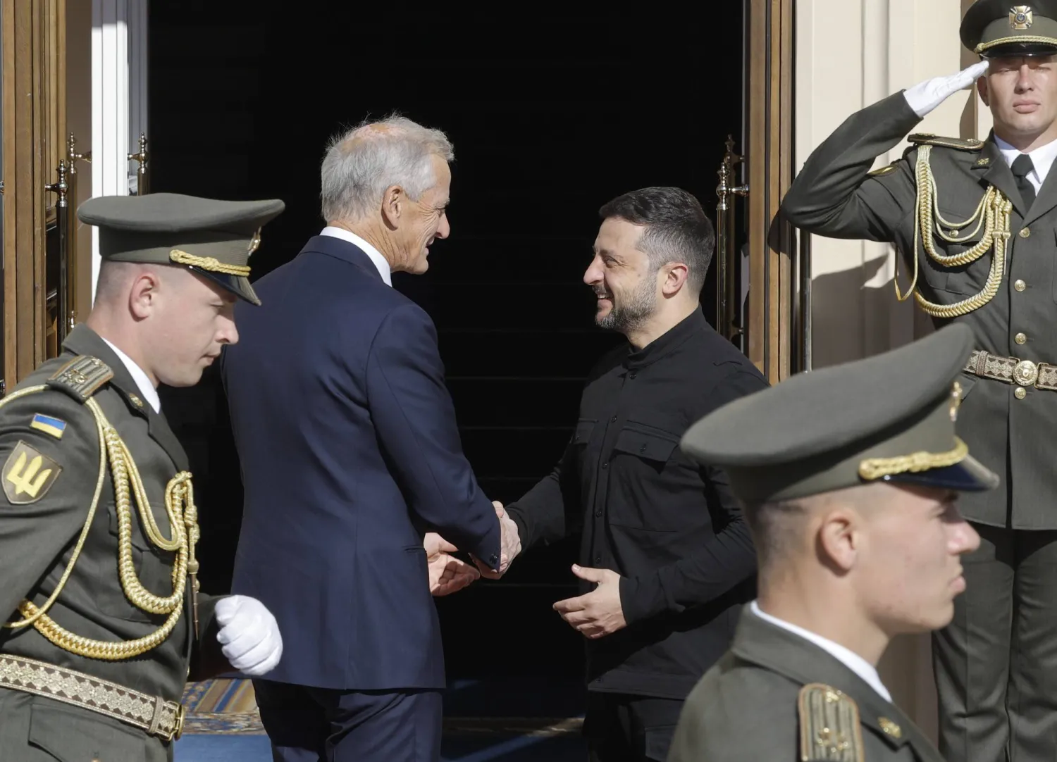 الرئيس الأوكراني فولوديمير زيلينسكي ورئيس الوزراء النرويجي يوناس غار ستور يتصافحان خلال لقائهما في كييف بأوكرانيا في 25 أغسطس 2025 (إ.ب.أ)