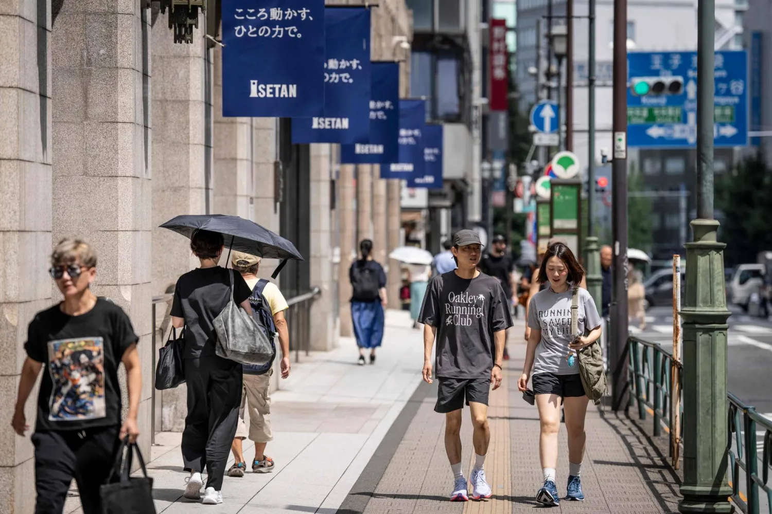 مشاة في الضاحية التجارية بالعاصمة اليابانية طوكيو (أ.ف.ب)