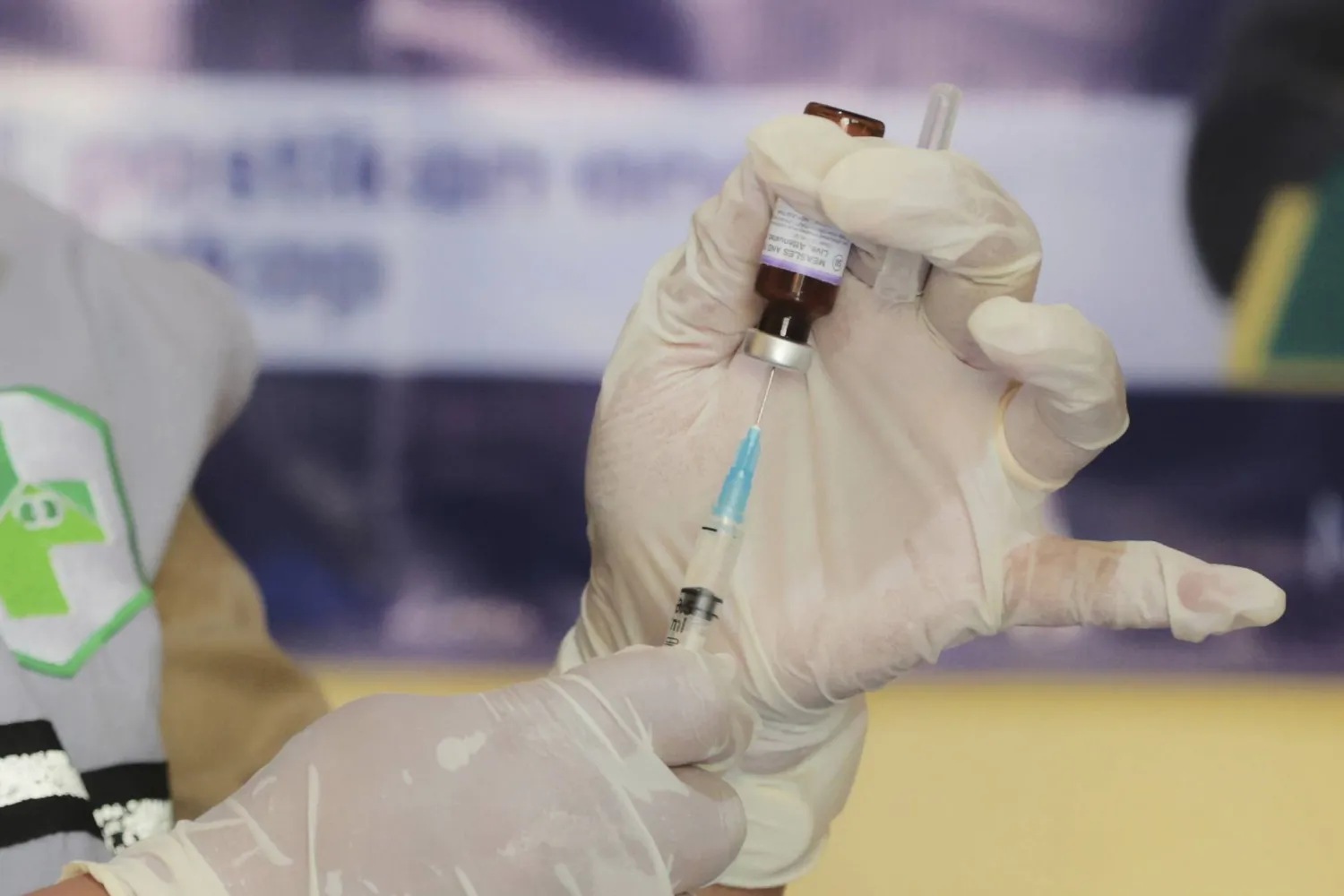 عامل صحي يجهز لقاحاً خلال حملة تطعيم ضد الحصبة في إندونيسيا (أرشيفية - أ.ب)