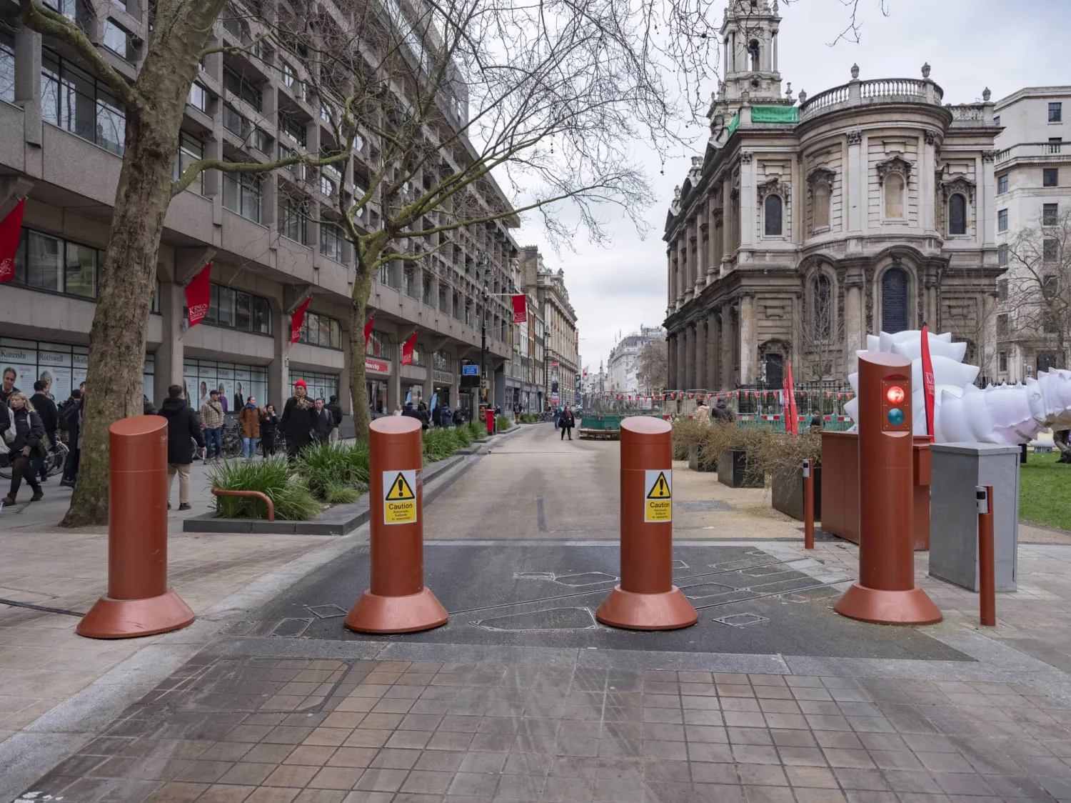 أعمدة في ساحة مخصصة للمشاة في ستراند بمنطقة وستمنستر وسط لندن (غيتي)