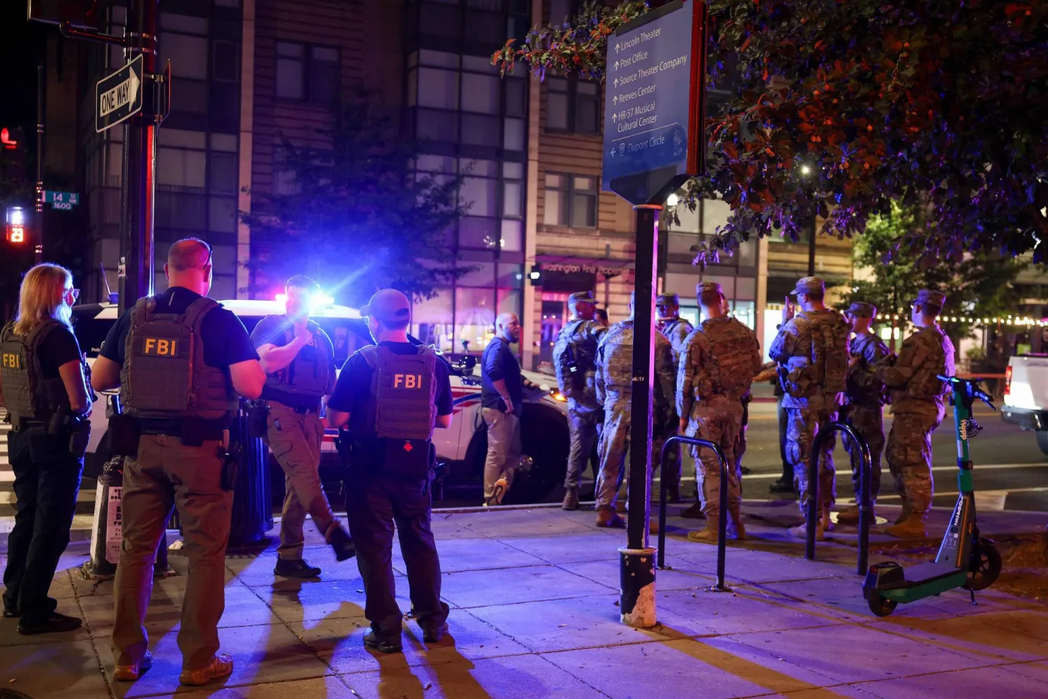 أفراد «الحرس الوطني» يقومون بدورية ويعملون مع الشرطة ومكتب «التحقيقات الفيدرالي» في واشنطن العاصمة الاثنين (أ.ف.ب)