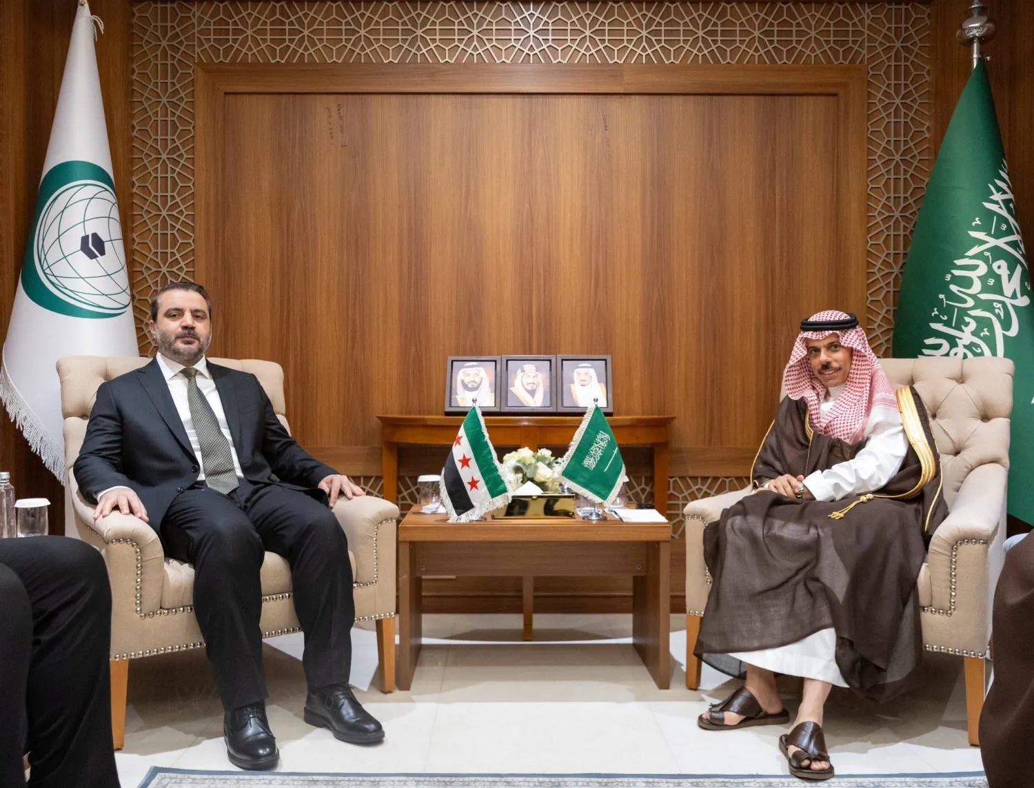 وزير الخارجية السعودي الأمير فيصل بن فرحان لدى لقائه نظيره السوري أسعد الشيباني على هامش الاجتماع الوزاري في جدة الاثنين (واس)