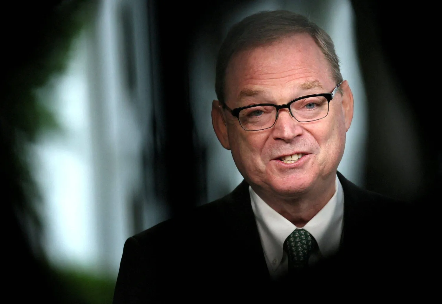 كيفن هاسيت خلال مقابلة تلفزيونية أمام البيت الأبيض في واشنطن 9 مايو 2025 (رويترز)
